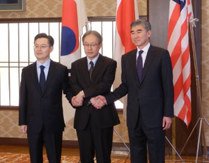 米国のキム北朝鮮政策特別代表（写真右）、外務省の伊原アジア大洋州局長（写真中央）、韓国の黄朝鮮半島平和交渉本部長