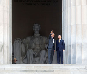 ４月27日、オバマ大統領の案内でリンカーン記念堂を訪れた安倍首相